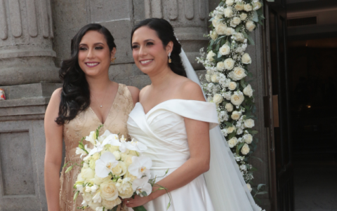 La novia junto a su hermana Paola, su maid of honor.