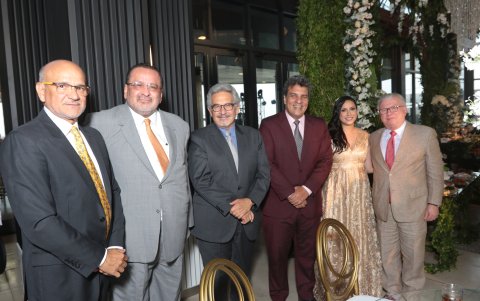 Walter Valarezo, Jimmy Macías, Mario Canessa, Pocho Harb, Paola Andrade y Galo Martínez.