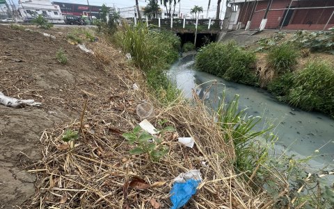 En tramos de la zanja se evidencia basura y mucha maleza.