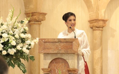 Samantha Wreaks, tía y madrina de la novia.