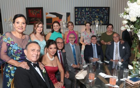 Jorge Andrade, Pepita de Andrade, Samantha Wreaks, Margarita Baquero, Vicente Wong, Paty de Wong, Milovan Cuka, Maluly de Cuca, Paul Palacios, Lori de Palacios, Xavier Negrete y Gina de Negrete.