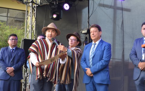 Invitación. La delegación de la Mama Negra, organizada por el Municipio de Latacunga, ‘jochó’ a representantes de una institución académica en Ambato, como parte de sus actividades.