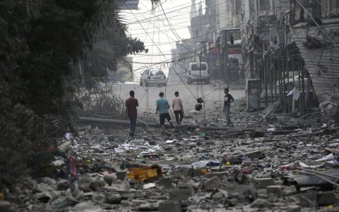 Afectación. Miles de personas deben transitar entre los escombros.