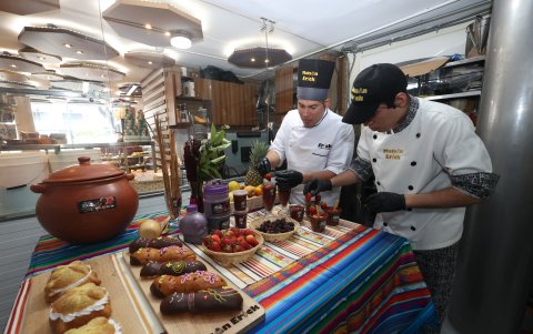 Panadería. Trabajadores de Panadería Erick adornan la colada morada, que elaboran con fruta orgánica.