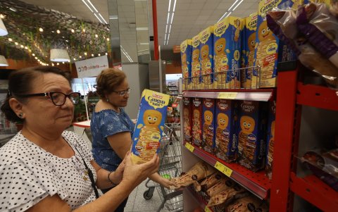 Supermercado. Clientes de Megamaxi optan por las guaguas que traen todo para que los niños decoren el pan.