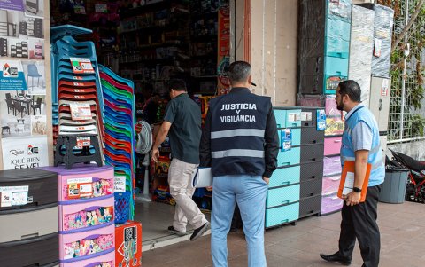 Objetos. Durante los operativos municipales se observa la colocación de objetos afuera de locales comerciales, sin los respectivos permisos.