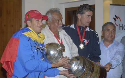 Edgardo Bauza (d) junto a Patricio Urrutia (i) y Rodrigo Paz (c), con el trofeo de la Copa Libertadores.