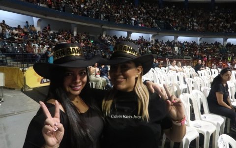Mónica Loor y Cristian Román lucieron sombreros vaqueros para el show de sus artistas favoritos.