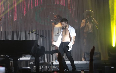 Producto del calor, Noel se sacó la camiseta y mostró sus músculos.