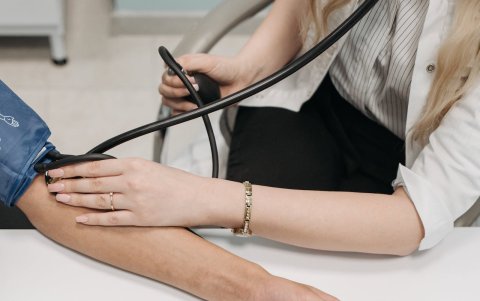 Ponga atención  si su presión arterial está constantemente por encima de 130/80-