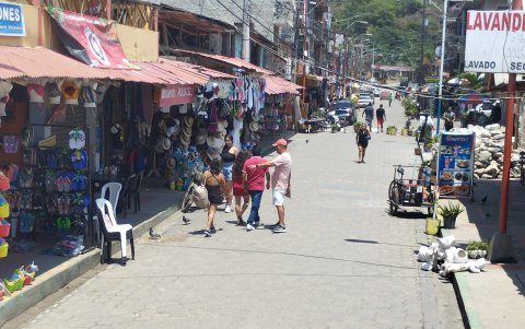 Montañita. Los dueños de los locales se quejaron de que bajó la venta, porque llegaron menos turistas en este fin de semana.