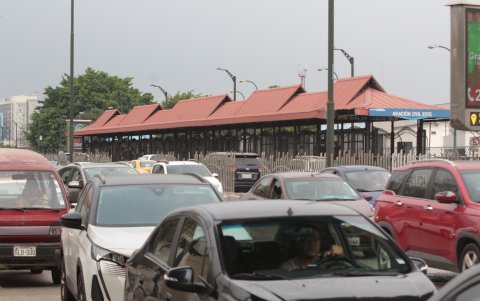 Congestión vehicular junto a la estación que será demolida