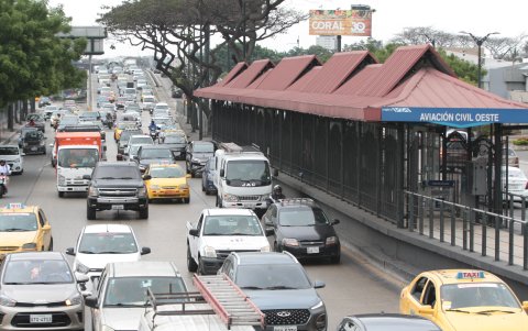 Estructura. La parada es la Aviación Civil Este, situada en la avenida las Américas, en el norte.