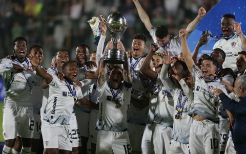 Jugadores de LDU Quito celebran al ganar la Copa Sudamericana frente a Fortaleza