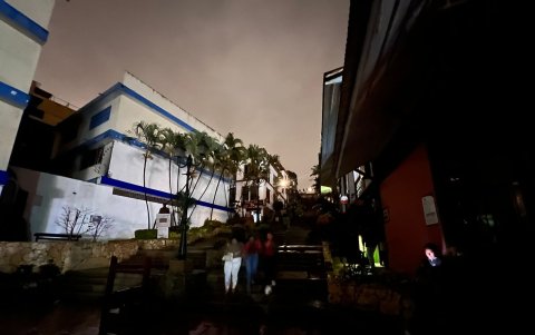 La oscuridad en Las Peñas asusta a los moradores y visitantes tras el repentino corte de luz