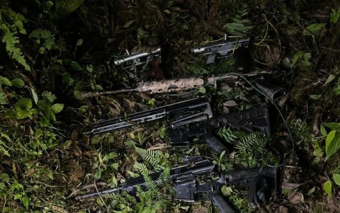 Armas de fuego fueron decomisadas por los soldados en el operativo.