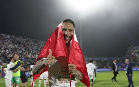 Paolo Guerrero de Liga de Quito celebra al ganar la Copa Sudamericana frente a Fortaleza.