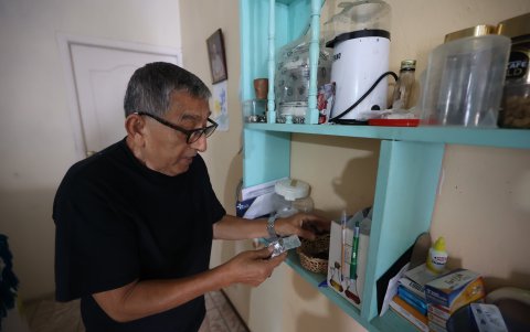 El jubilado Daniel Uyaguari espera que el IESS cumpla su ofrecimiento de solucionar su reclamo.