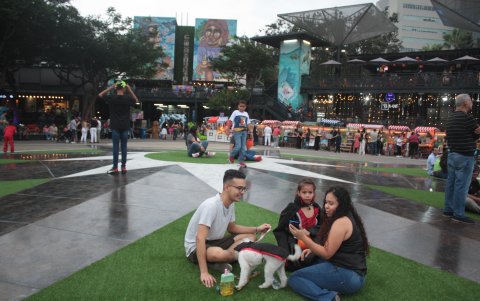La estrella de la plazoleta fue habilitada al público, para que puedan sentarse en el césped.