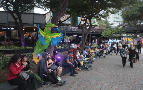 Ciudadanos llegaron con disfraces desde temprano, y observar las actividades del día en la feria.