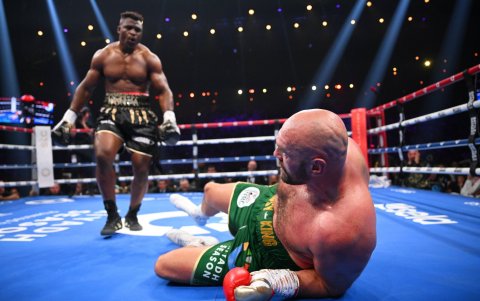 Tyson Fury cayó varias veces a la lona. Francis Ngannou dio un espectáculo.