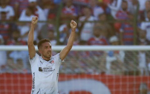 Lisandro Alzugaray se vistió de héroe y con un golazo pasó a la    historia de Liga de Quito. Estuvo a punto de irse del club
