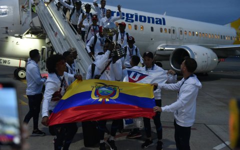 El arquero Alexander Domínguez fue el encargado de bajar el trofeo de la Copa Sudamericana.