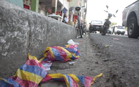 Desperdicios. En la cabecera cantonal de Samborondón, ciudadanos reclaman un mejor servicio de limpieza, ante desechos en cunetas.