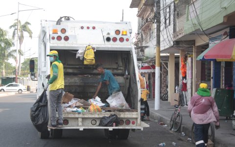 Uno de los camiones recolectores de basura en Samborondón.