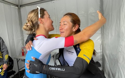 Las rivales felicitaron a Miryam Núñez tras alcanzar la medalla de plata.