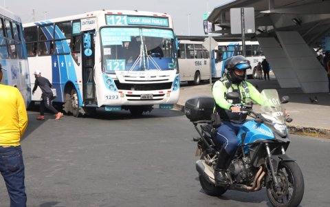 ATM realizó operativos a los autobuses que cobraban 40 centavos y se encontraban en la terminal terrestre de Guayaquil.