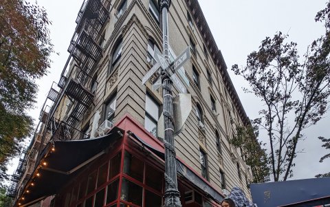 Sus fans dejan flores en Nueva York.