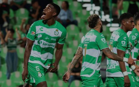 Félix Torres (i) defensor central del Santos Laguna.