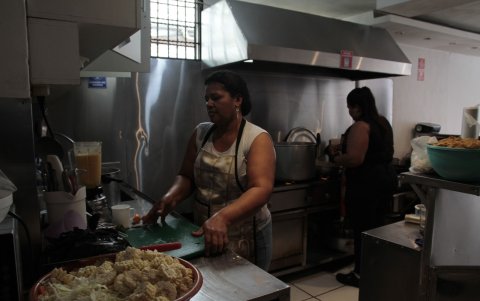 María del Carmen Calderón debe preparar los jugos con anticipación.