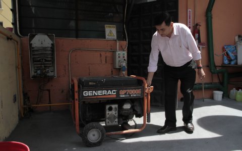 Los propietarios han tenido que adquirir generadores de energía y otros artículos.