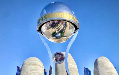 Selena Reyes con el  trofeo de la Sudamericana que se ubicó en Punta del Este.