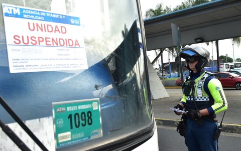 2. Sanciones. En varios operativos, agentes de tránsito suspendieron a 22 unidades por incrementar el valor del pasaje antes del mediodía de este lunes.