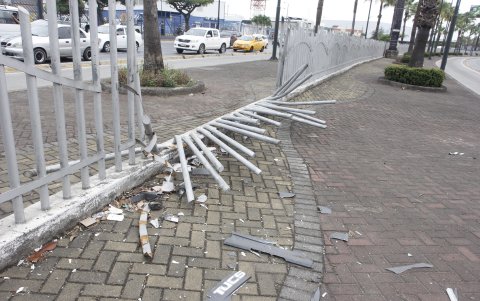 En la escena del asalto, así quedó parte de la cerca tras la balacera.