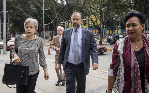 El presidente de la Comisión Nacional de Primarias (CNP) de Venezuela, Jesús María Casal (C), asiste al Ministerio Público a declarar en calidad de investigado por la denuncias de fraude.