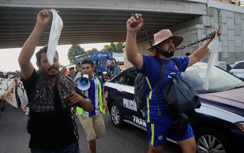 Fotografía de migrantes caminando en caravana para intentar llegar a EE. UU. desde la ciudad de Tapachula, estado de Chiapas (México).
