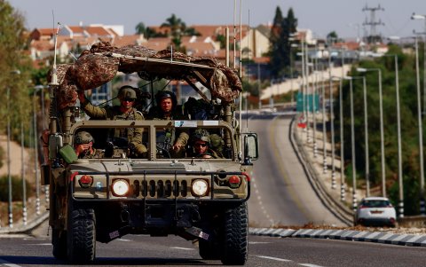 Soldados israelíes a bordo de un vehículo militar patrullando en una calle de Sderot, cerca de la frontera con la Franja de Gaza, en el sur de Israel, el 30 de octubre de 2023.