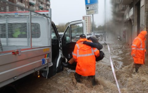 Una persona es rescatada por personal de Protección Civil de la región de Lombardía.