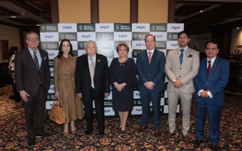 Vito Muñoz, Jenny Quiñones de Quirola, Esteban Quirola, María Eugenia Navarrete, Stefano Ferretti, Flavio Carrión y Leonardo Pesantes.