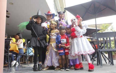 Los pequeños fueron disfrazados al evento.