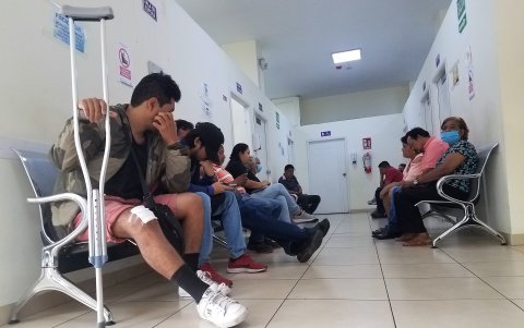 Un grupo de pacientes esperar su consulta en un centro médico particular de Guayaquil.