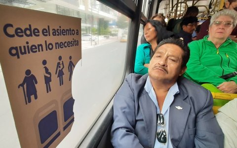 Incultura. La gente rompe los afiches y no está atendo a las necesidades de los demás.