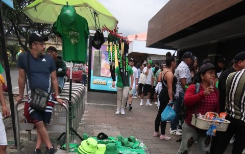 El verde predomina en lo de Feid.