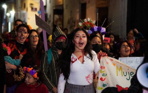 Mujeres disfrazadas de catrinas se manifiestan para recordar a sus compañeras víctimas de feminicidios en el municipio de San Cristobal de las Casas, Chiapas (México)