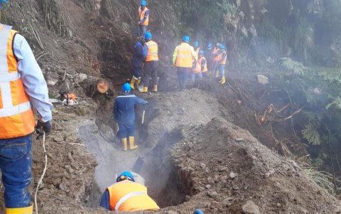 Arreglo de tubería de agua potable en Quito.