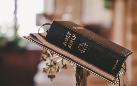 Aferrarse a la religión puede constituir una gran ayuda ante situaciones dificultosas.